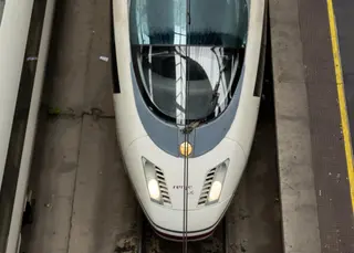 Un tren Ave en las vías espera para salir en la estación de Atocha - Eduardo Parra - Europa Press - Archivo