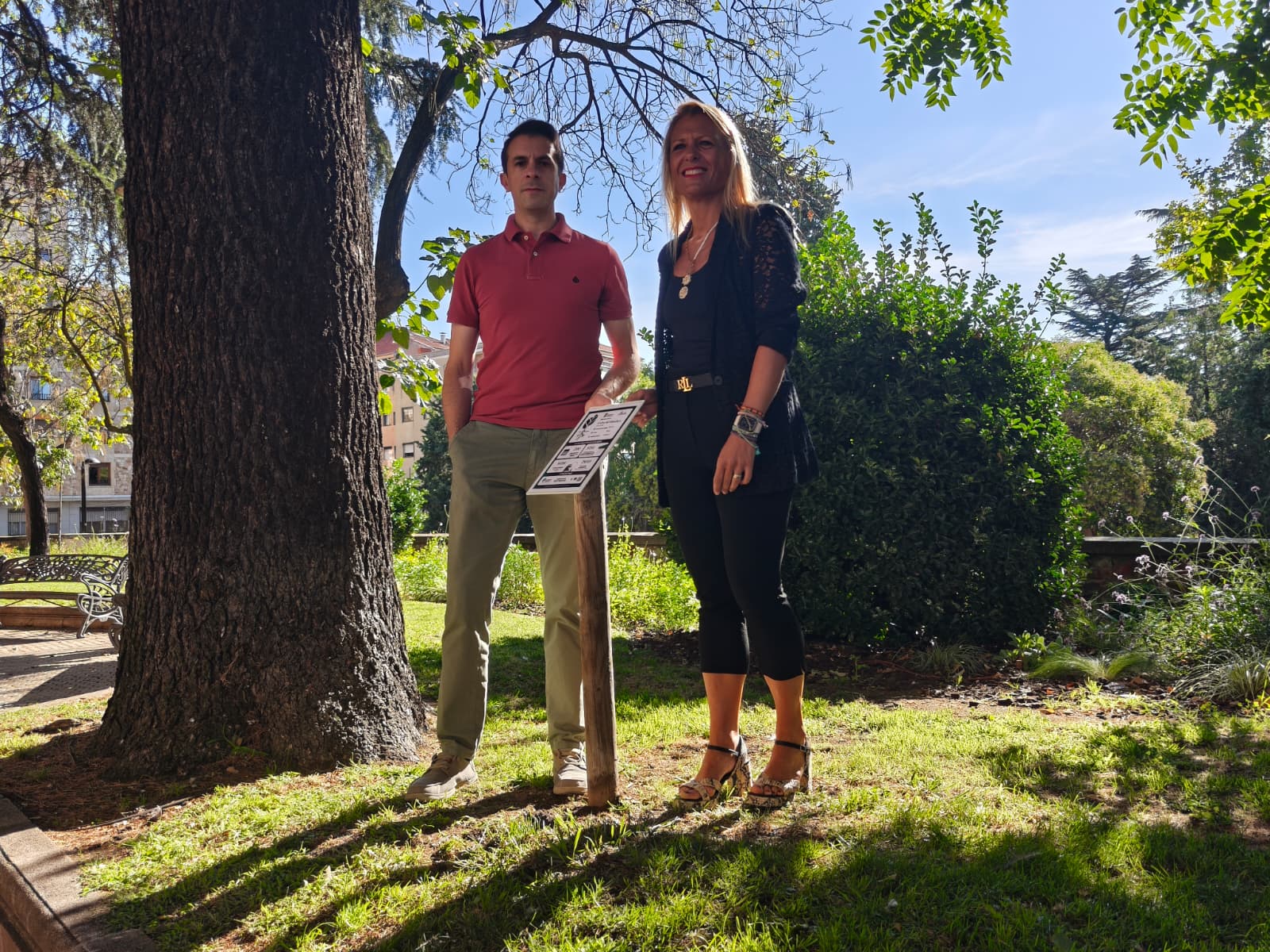 María José Coca, concejala de Medio Ambiente, y un técnico del Ayuntamiento de Salamanca