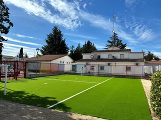 Nuevo césped artificial en el colegio de Pelabravo