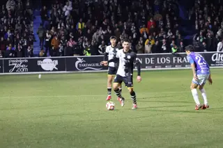 Chuca, ante el Ourense CF | FOTO ANDREA MATEOS