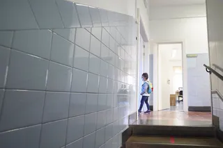 Un niño entrando en clase | Europa Press