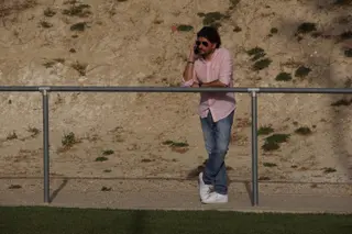 Rubén Andrés, al teléfono, durante un entrenamiento de Unionistas | FOTO JUANES