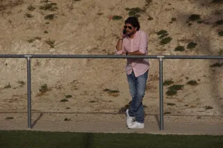 Rubén Andrés, al teléfono, durante un entrenamiento de Unionistas | FOTO JUANES