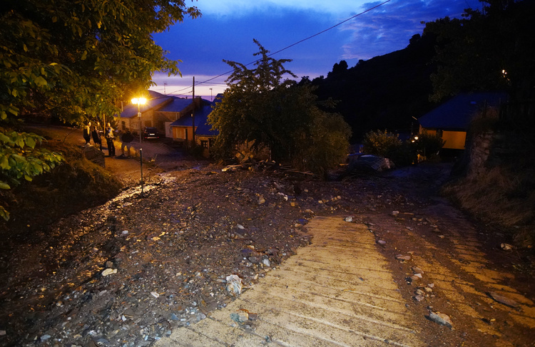 Riada en el pueblo de Manzanedo de Valdueza (Le&oacute;n)