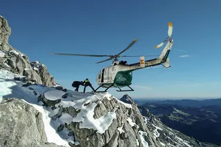 Esta es la espectacular imagen que deja el rescate en helicóptero a dos alpinistas enriscados en el corredor Superman (León)