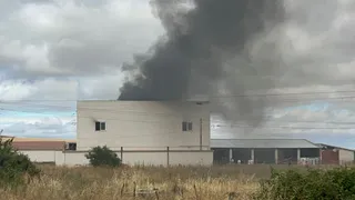 Alarma en Garcihernández por el incendio de una nave