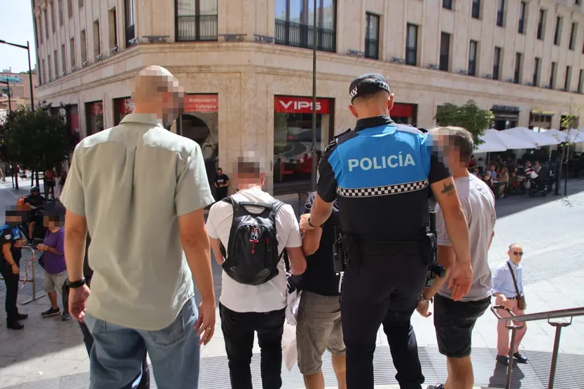 La Policía Local Desaloja a Dos Manifestantes Durante El Pregón De Ferias (4)