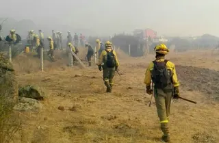 Agentes forestales en un incendio forestal en San Felices de los Gallegos | Imagen de archivo