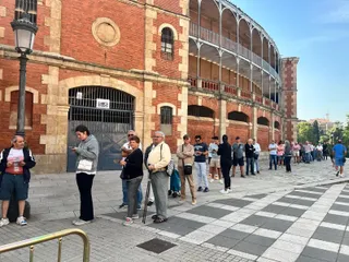 Colas para adquirir entradas sueltas Feria Taurina Virgen de la Vega 2024, lunes, 2 de septiembre. Fotos S24H