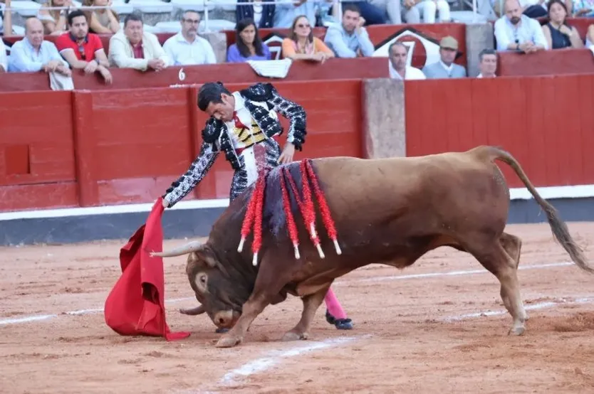 Emilio de Justo con un toro de El Vellosino en La Glorieta en la feria de 2024