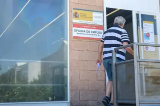Una persona entra a una oficina del SEPE. Europa Press