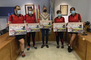 El Club Triatlón 37300 Peñaranda y la concejala de Deportes han presentado el II Reto solidario de los 10.000 kilómetros