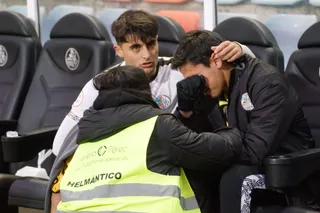 Iban Ribeiro consuela a su compañero tras la derrota ante el Arenteiro | FOTO SALAMANCA24HORAS.COM