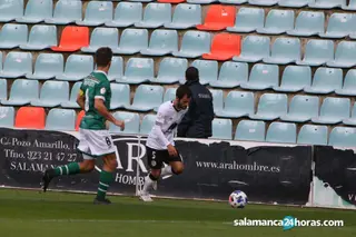 Candelas se dispone a centrar ante el Coruxo.