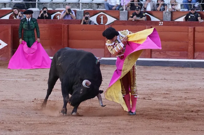 Ismael Martín toreando de capote en La Glorieta ante un Vellosino