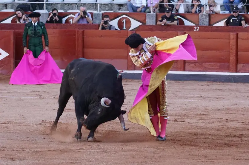 Ismael Martín toreando de capote en La Glorieta ante un Vellosino