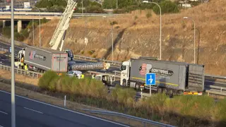 Un camión pierde en la carga en la A-62, a la altura del Helmántico