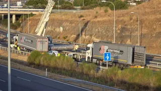 Un camión pierde en la carga en la A-62, a la altura del Helmántico