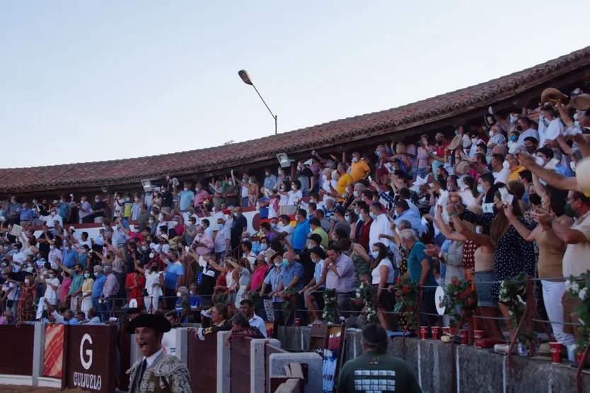 Casi lleno en la plaza de toros de Guijuelo