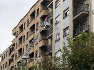 Desprendimiento de cascotes en la avenida de Mirat