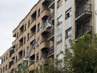 Desprendimiento de cascotes en la avenida de Mirat