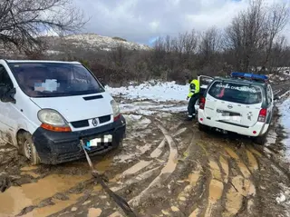 Tres personas quedan atrapadas en su vehículo por culpa de la nieve en la subida a la estación de La Covatilla | Guardia Civil