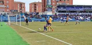 Borja Díaz disputa un balón en Linarejos | FOTO UNIONISTAS CF