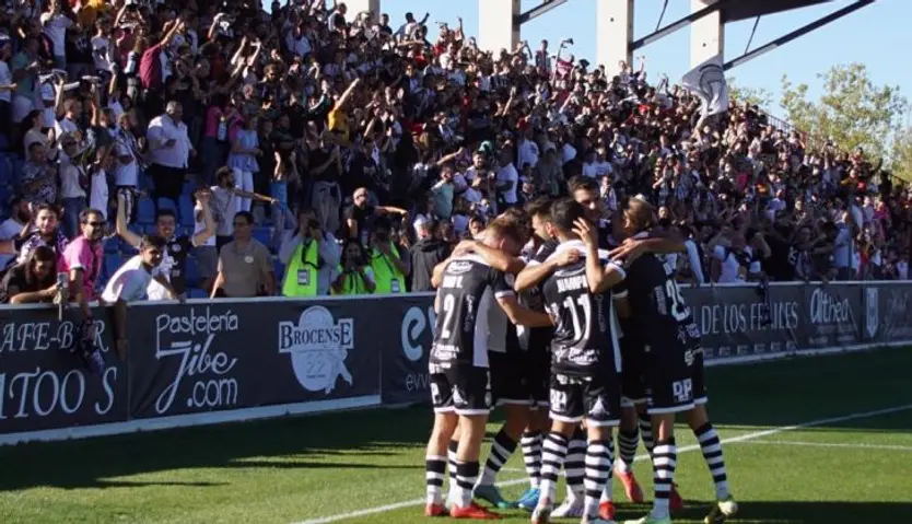 Los jugadores de Unionistas celebran un gol ante el Rayo Majadahonda | FOTO SALAMANCA24HORAS.COM