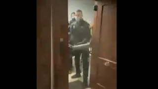 VÍDEO | Polémica por la actuación policial en una fiesta ilegal en un domicilio: ¿Es correcto que los agentes tiren la puerta abajo?