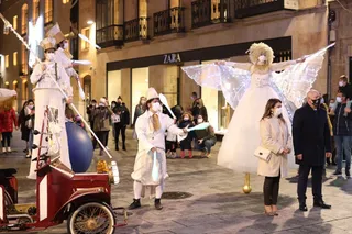 La concejala de Cultura, María Victoria Bermejo, y el concejal de Comercio, Juan José Sánchez, asisten al inicio de los pasacalles de animación incluidos en la programación de Navidad.