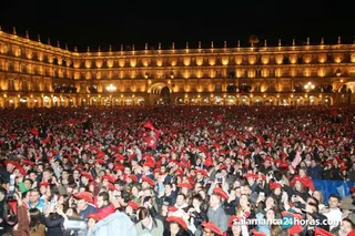 Jóvenes en la Nochevieja Universitaria antes de la pandemia de la COVID-19