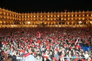 Jóvenes en la Nochevieja Universitaria antes de la pandemia de la COVID-19
