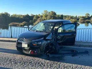 Un turismo queda al borde del precipicio tras un espectacular accidente en el puente de Alba de Tormes 