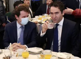 El presidente de la Junta de Castilla y León, Alfonso Fernández Mañueco, junto al secretario general del PP, Teodoro García Egea, durante el desayuno informativo. ICAL