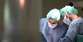 Dos médicos durante una intervención quirúrgica. EP 