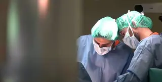 Dos médicos durante una intervención quirúrgica. EP 