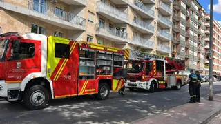 Incendio en una vivienda en la avenida de los Comuneros. Fotos S24H