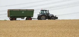 Tractor y remolque. Foto de arcchivo