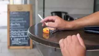Fumando en terraza
