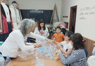 Los voluntarios empiezan a recoger botellas. Foto Villoruela se Mueve