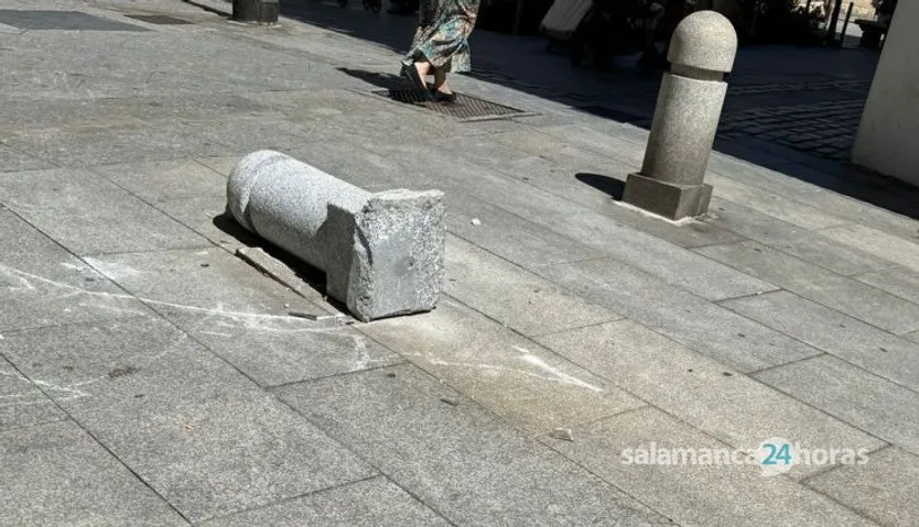 Bolardo de piedra derribado en la calle Arco. Fotos S24H