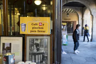 Terrazas abiertas en Salamanca tras el cierre del interior de la hostelería. | FOTOS: ICAL