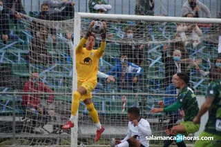 Javi Jiménez atrapa un balón ante el Guijuelo.