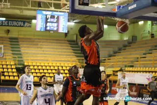 Nelson Yengue hace un mate en un partido anterior ante CantBasket.