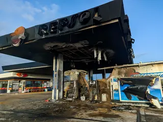 Cerrada y con graves desperfectos la gasolinera donde se incendió un camión mientras repostaba, en la N-620 | Vicente | ICAL