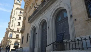 La USAL coloca dos placas en el Centro Internacional del Español como resignificación de los símbolos franquistas de la fachada