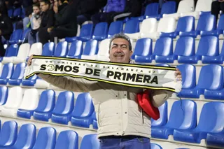 Un aficionado de Unionistas posa con la bufanda | FOTO ANDREA MATEOS