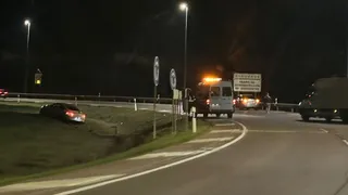 Pierde el control de su vehículo y acaba dentro de la rotonda del E.Lecrerc