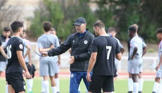 Calderón da instrucciones a Carmona y Ribeiro en un partido ante el filial / FOTO SALAMANCA24HORAS.COM