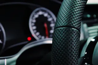 Volante y consola de un coche. Foto Pexels